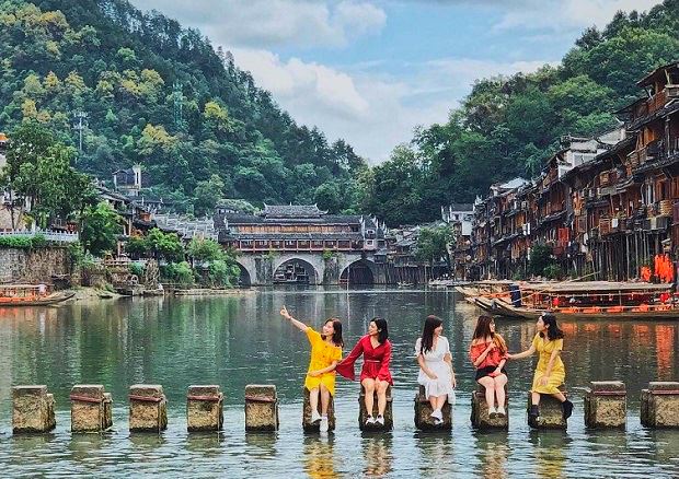 KHÁM PHÁ TRƯƠNG GIA GIỚI - PHƯỢNG HOÀNG CỔ TRẤN 6N5Đ (charter)